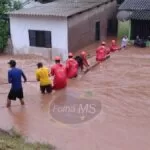 Chuva volta castigar Corumbá e moradores precisam ser resgatados pelos bombeiros