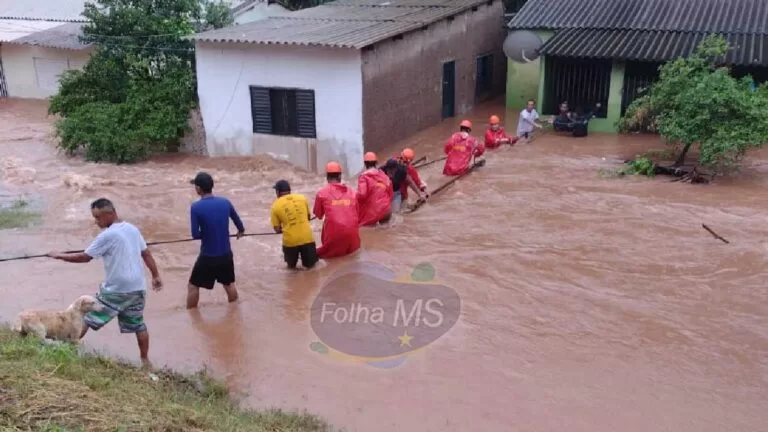 Chuva volta castigar Corumbá e moradores precisam ser resgatados pelos bombeiros