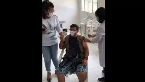 Leia mais sobre o artigo Em Pernambuco e Sergipe Prefeito, secretária de Saúde e até fotógrafo furam fila da vacinação