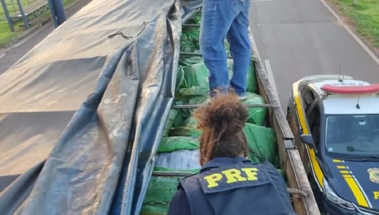 PRF apreende 50 mil peças de vestuário em meio a carga de adubo na BR-163