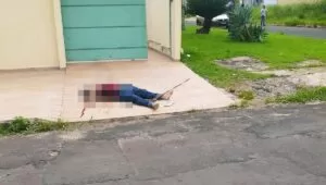 Leia mais sobre o artigo Homem é morto a tiros enquanto varria calçada de casa em Ponta Porã