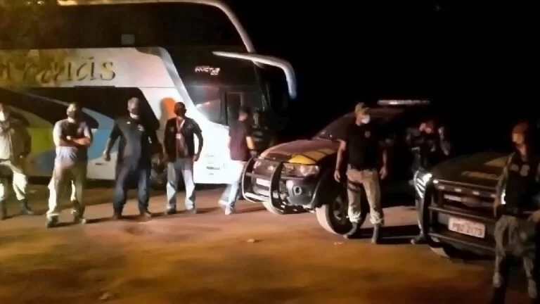 Ônibus que fazia desembarque irregular de estrangeiros é apreendido em Corumbá