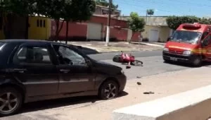 Leia mais sobre o artigo Jovem fica ferida em colisão entre carro e moto na Vila Mamona