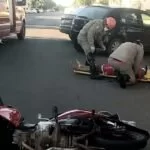 Após atropelar motociclista, carro com placa da Bolívia foge sem prestar socorro no centro de Corumbá