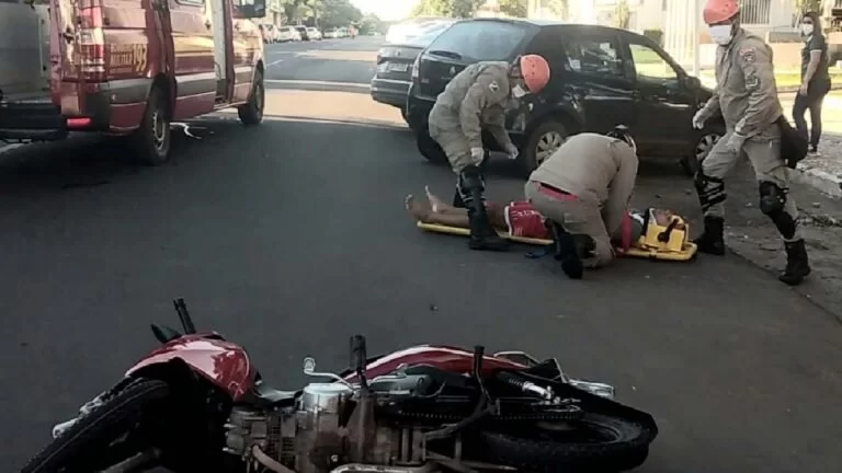 Após atropelar motociclista, carro com placa da Bolívia foge sem prestar socorro no centro de Corumbá