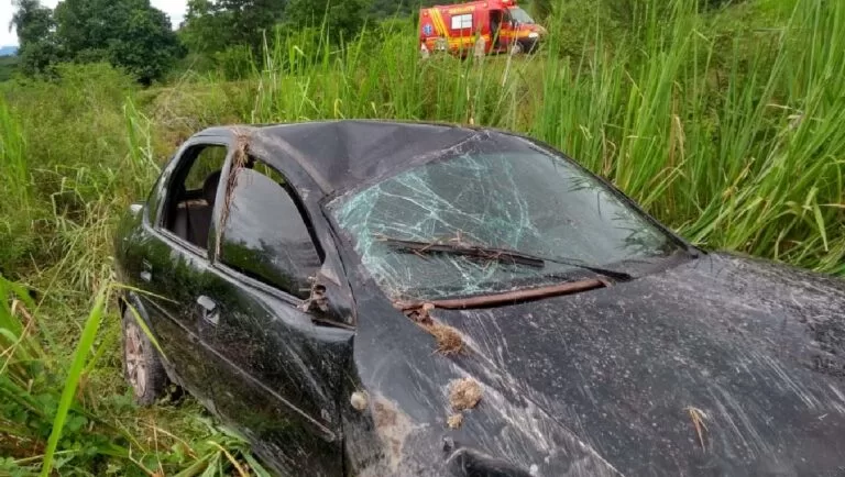 Carro_capota_na_br_262