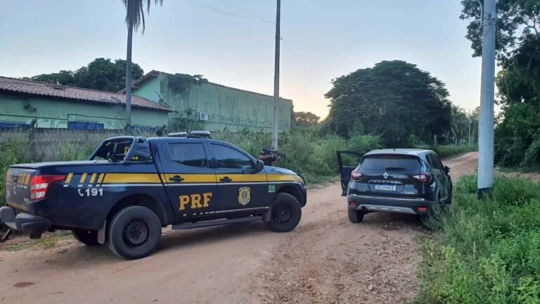 PRF recupera veículo roubado após motorista fugir de abordagem no pedágio em Corumbá