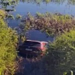 Motorista foge de abordagem e cai com carro em terreno alagado às margens da BR-262