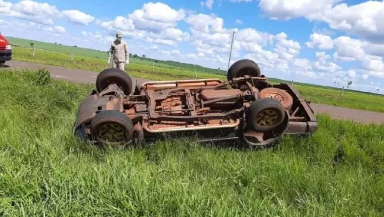 Caminhonete capotou em Naviraí