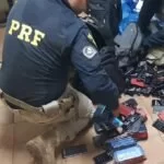 PRF aprende 492 celulares com 16 bolivianos a caminho de Corumbá