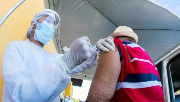 156 idosos de 86 anos foram vacinados contra covid-19 no primeiro dia do Drive-Thru