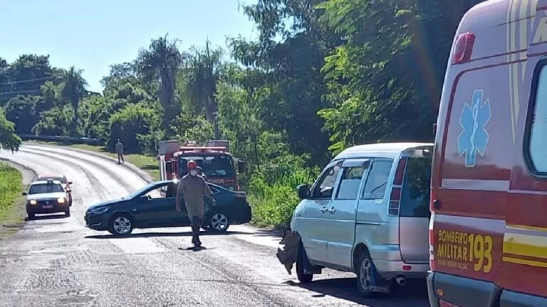 Bombeiros são acionados em acidente entre veículos na Ramão Gomez