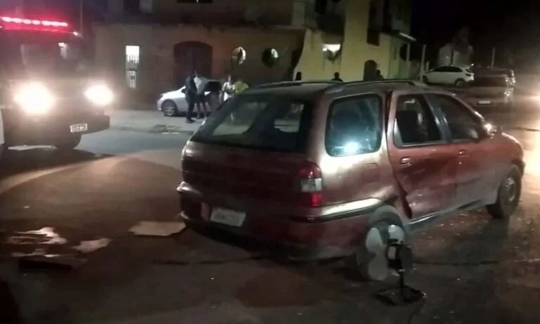 Duas pessoas ficam feridas em colisão entre carros