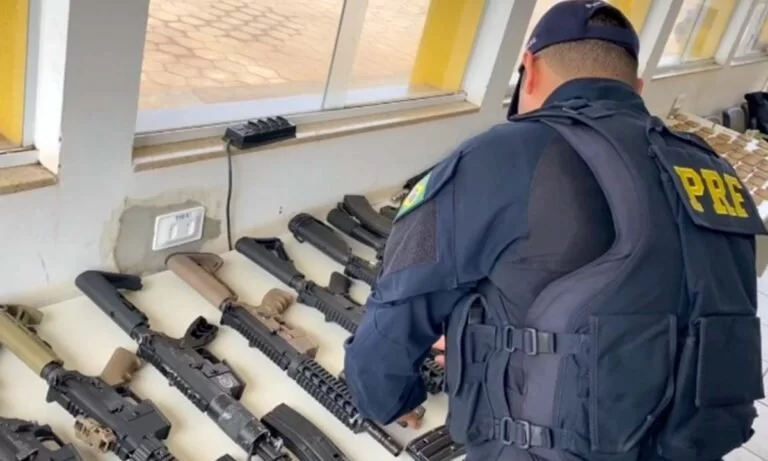 Em abordagem a veículo PRF apreende fuzis, pistolas e munições