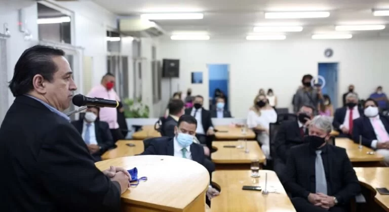 Prefeito gasta quase R$ 3 milhões com comissionados, mas diz não ter dinheiro para UTI Neonatal | Vídeo