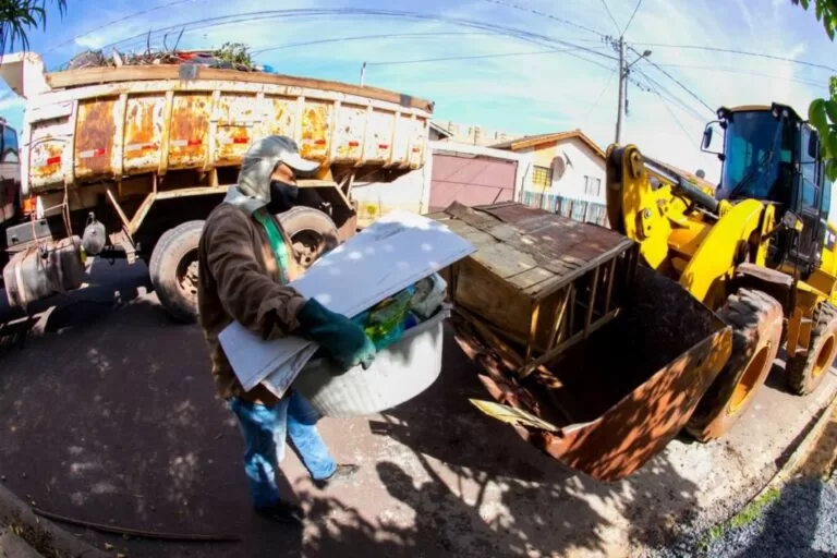 Mutirão de limpeza volta ao bairro Padre Ernesto Sassida