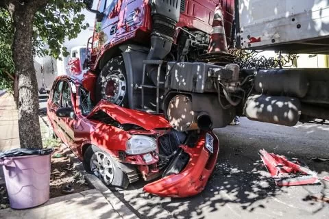 No momento, você está visualizando Caminhão desgovernado desce rua e esmaga carro estacionado em Campo Grande