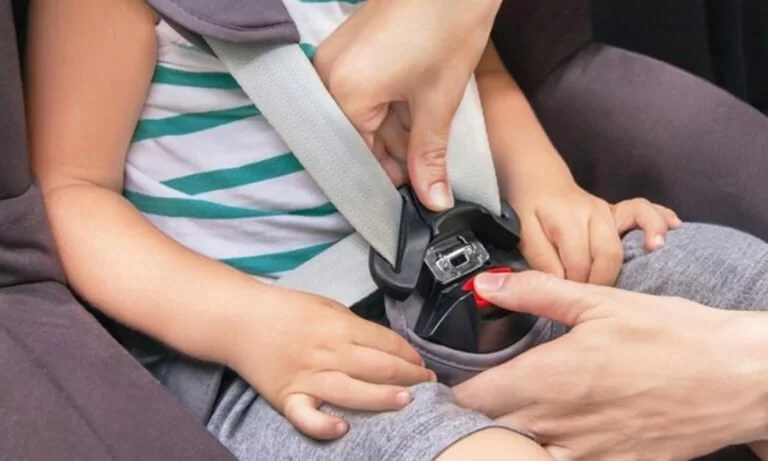 Com nova legislação, crianças com até dez anos dependem de altura para uso de cadeirinha