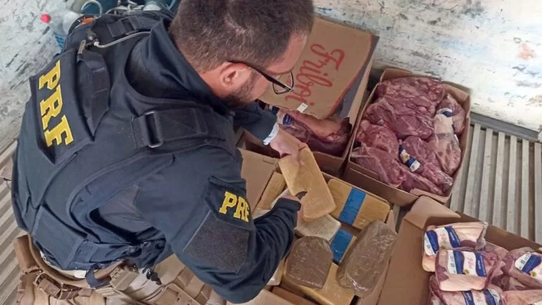 Motorista e ajudante são presos pela PRF com entorpecentes em meio a carga de carne