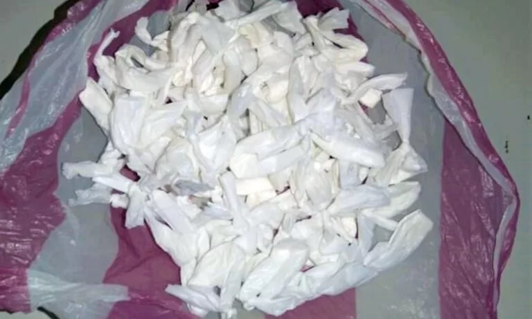 Homem é preso com 58 trouxinhas de cocaína em casa abandonada no Popular Velha