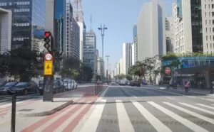 Leia mais sobre o artigo Nova lei de trânsito permite motorista “furar” o sinal vermelho (e sem cometer infração)