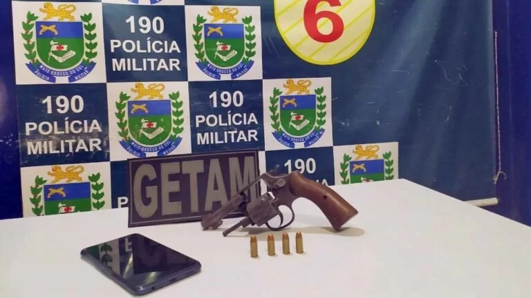 Ladrão é preso após roubar celulares e tentar atirar nas vítimas no bairro Aeroporto