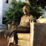 Fundação de Cultura registra boletim contra vandalismo em estátua de Manoel de Barros