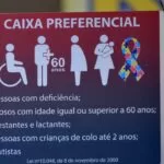 Projeto de lei pede a inclusão do símbolo de autismo em placas de atendimento prioritário