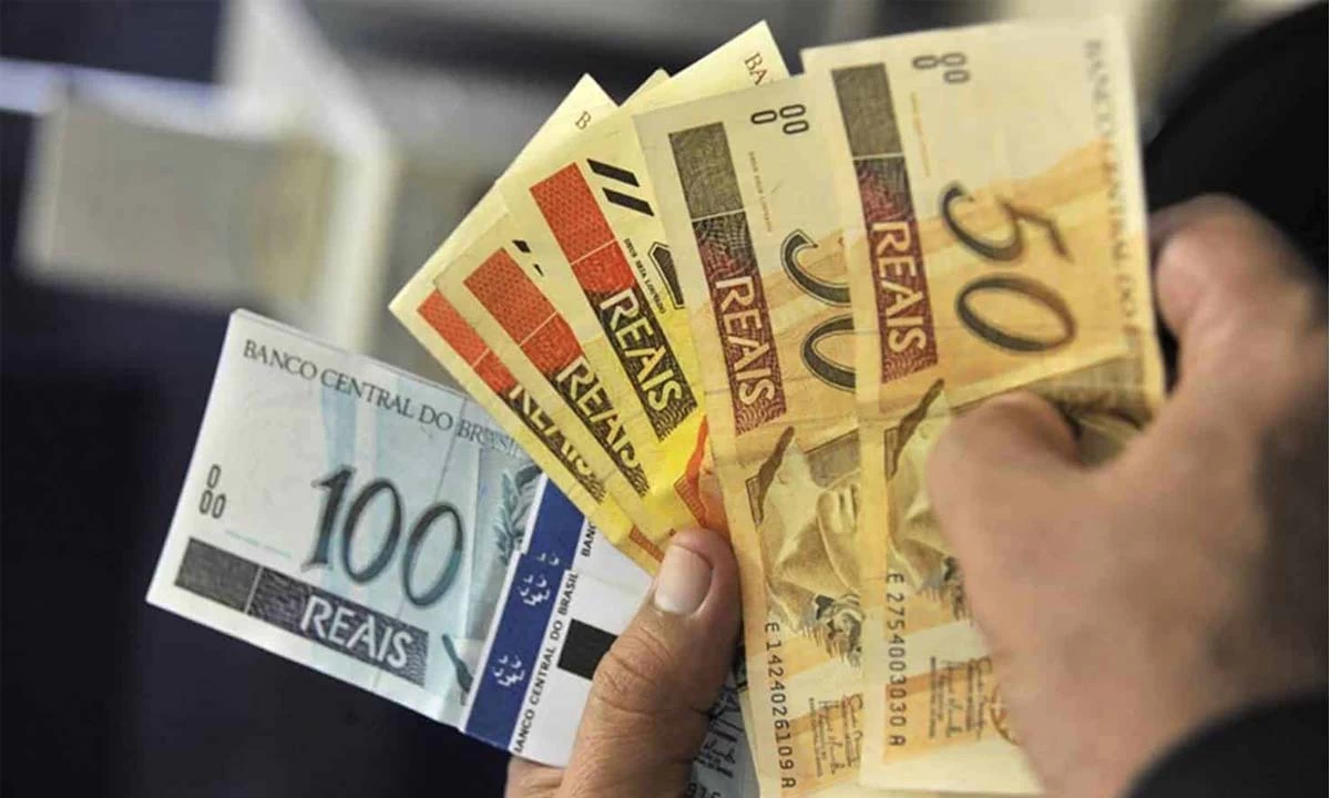 Leia mais sobre o artigo Sem ganho real, governo propõe salário mínimo de R$1.147 em 2022