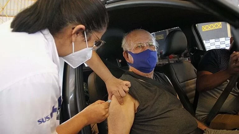 Após 3 meses do início da vacinação, MS registra queda de internações de idosos