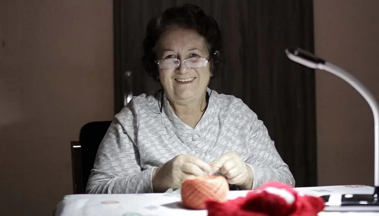 Após demissão, aposentada se redescobre como artesã e empreende com bonecas de amigurumi