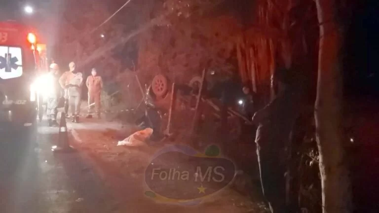 Motorista morre após ser arremessado de veículo em capotamento na entrada de Corumbá