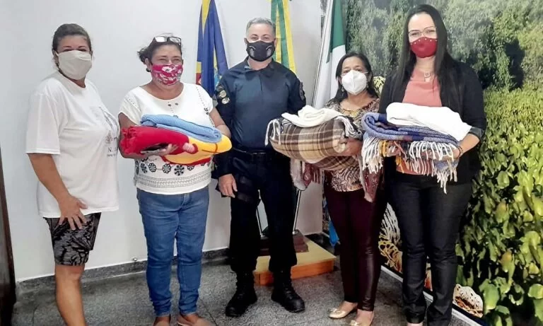 Agasalhos arrecadados em campanha da PM são doados a famílias da área rural de Corumbá