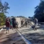 Trânsito na BR-262 tem lentidão após caminhão carregado com cimento tombar na pista