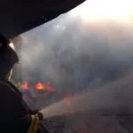 Bombeiros combatem incêndio em residência no bairro Cristo Redentor