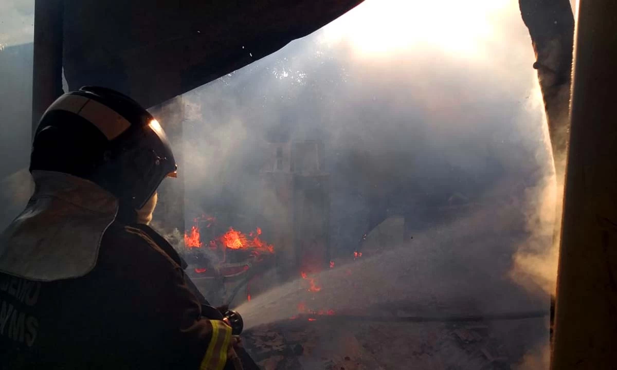 Leia mais sobre o artigo Bombeiros combatem incêndio em residência no bairro Cristo Redentor