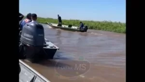 Leia mais sobre o artigo Vídeo mostra desespero de filho após pai morrer atropelado por lancha no rio Miranda