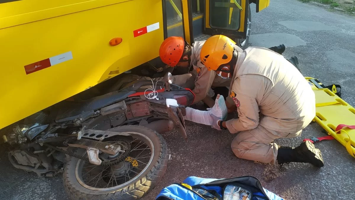 Leia mais sobre o artigo Motociclista vai parar embaixo de ônibus em acidente no Anel Viário
