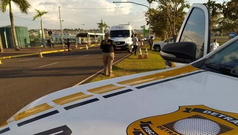 Operação conjunta entre Detran-MS e Agepan flagra motorista de van bêbado em feriado