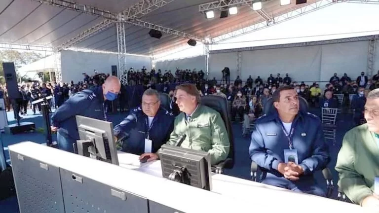 Acuado por denúncias de corrupção em ministério, Bolsonaro critica CPI de “bandidos”