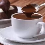 Chocolate quente cremoso com poucos ingredientes