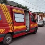 Motociclista é socorrido após colidir em traseira de carro