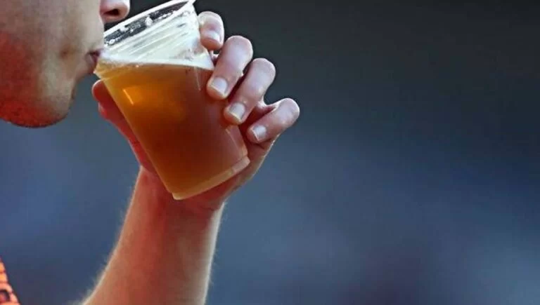 Jovem morreu após ingerir bebida alcóolica em Campo Grande e autoridades investigação possível ligação com contaminação por metanol