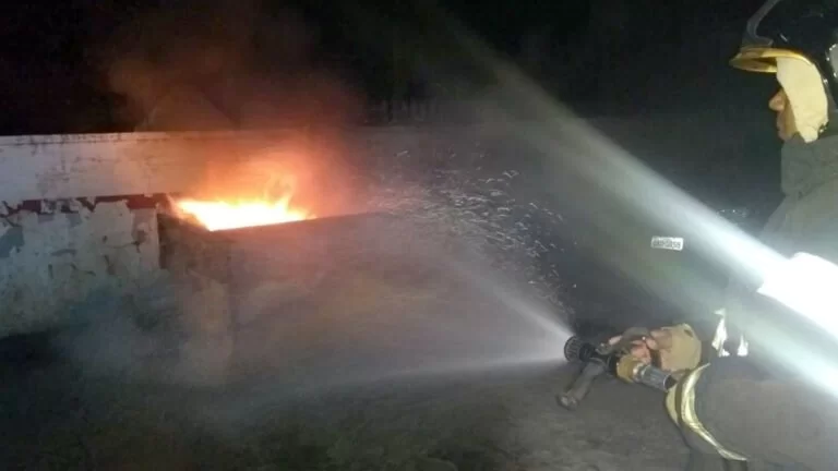 Caçamba pega fogo dentro de concessionária e mobiliza equipe dos Bombeiros