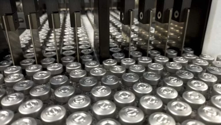 Fiocruz recebe insumos para produção de 6 milhões de doses da vacina contra covid-19