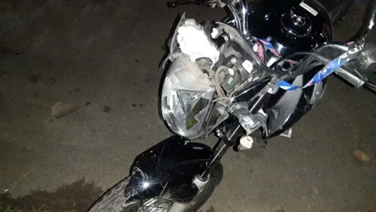 Bombeiros socorrem vítimas de acidente de trânsito