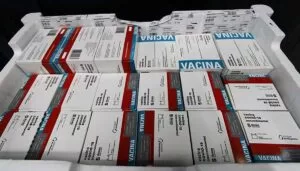 Leia mais sobre o artigo Vacinas remanescentes da fronteira devem garantir mais 29 mil doses para Campo Grande