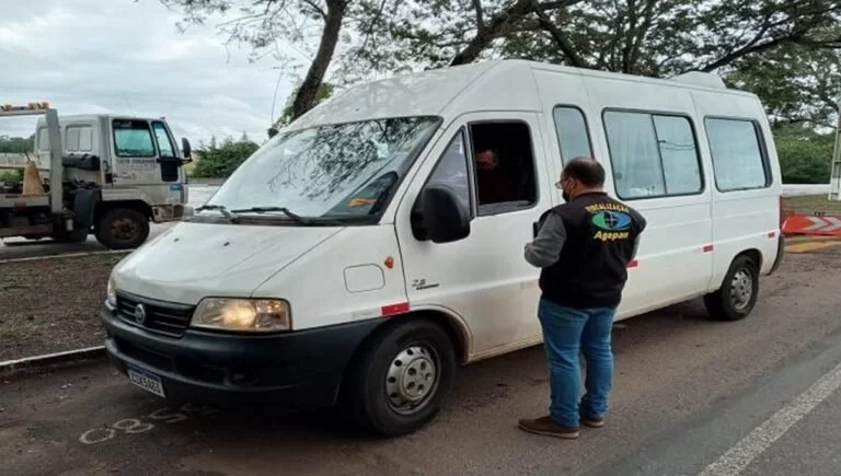 Van é flagrada transportando estrangeiros  ilegalmente em Corumbá