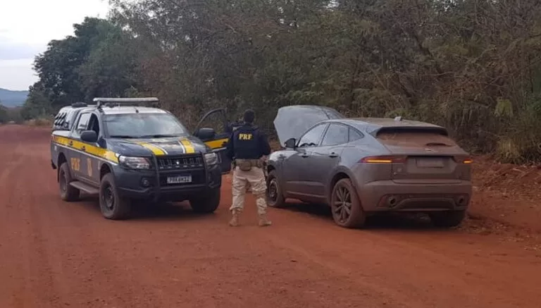 Veículo de luxo roubado no RJ é recuperado pela PRF em Corumbá