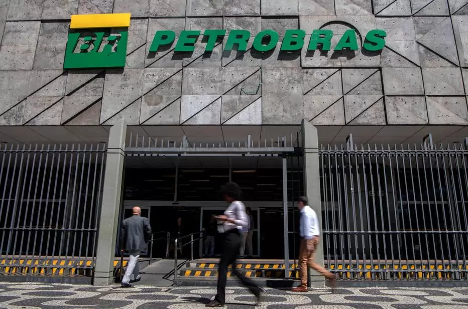 Leia mais sobre o artigo Petrobras reduz preço da gasolina em 4,66% para distribuidoras